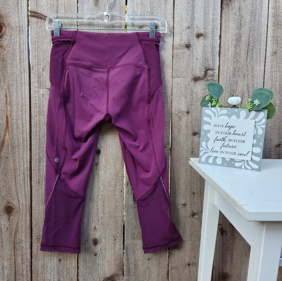 Women's Lululemon Cropped Capri Leggings Size 4 - Picture 3 of 8